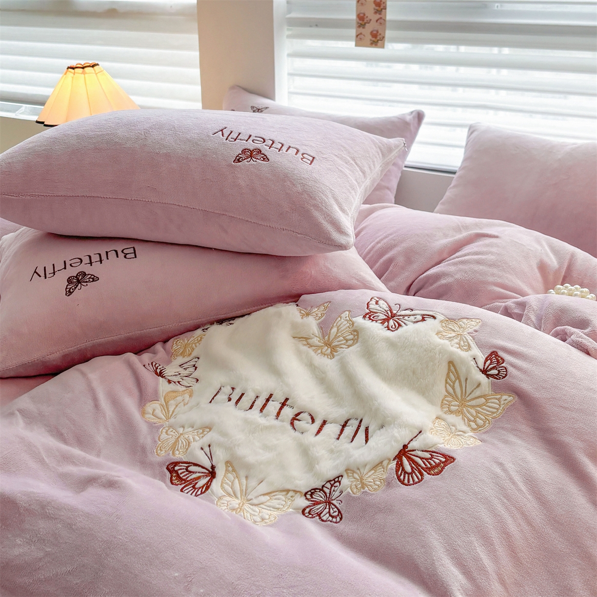 91家纺网 家纺一手货源 找家纺 义博家纺 2025新款高克重牛奶绒蝴蝶贴布绣四件套 爱心蝴蝶-紫