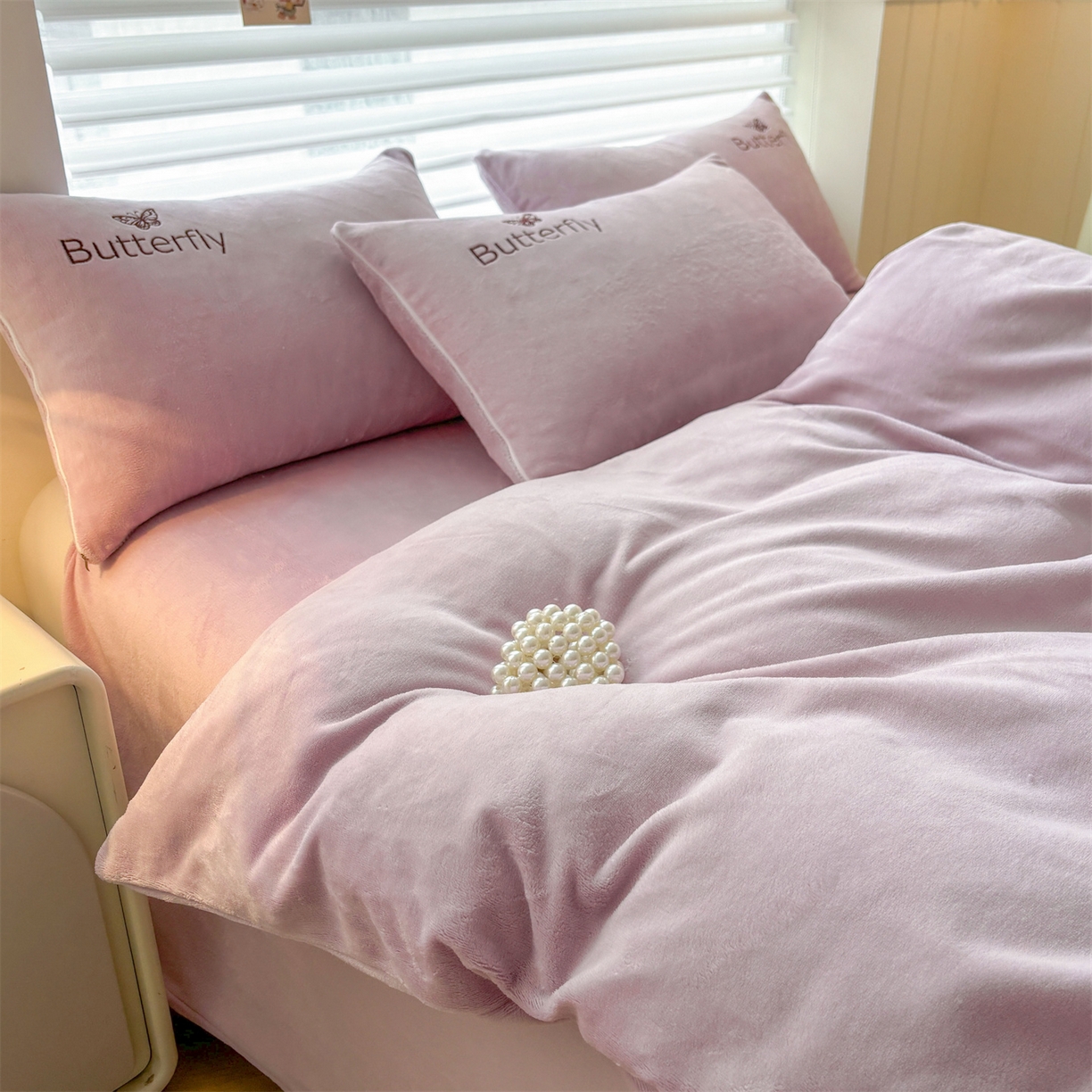 91家纺网 家纺一手货源 找家纺 义博家纺 2025新款高克重牛奶绒蝴蝶贴布绣四件套 爱心蝴蝶-紫