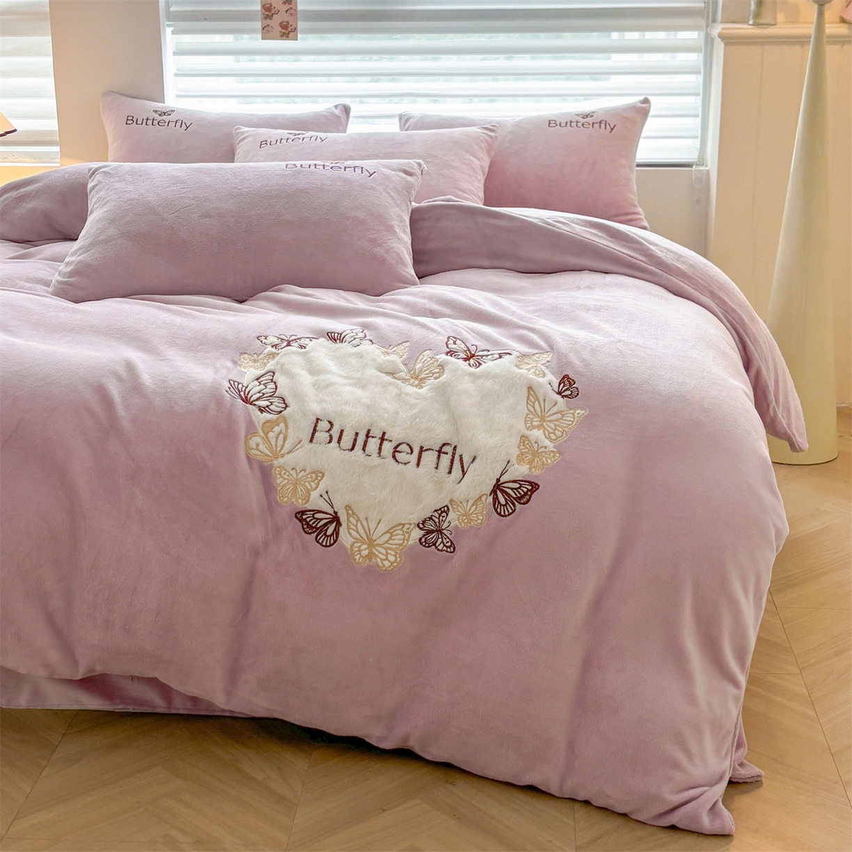 91家纺网 家纺一手货源 找家纺 义博家纺 2025新款高克重牛奶绒蝴蝶贴布绣四件套 爱心蝴蝶-紫