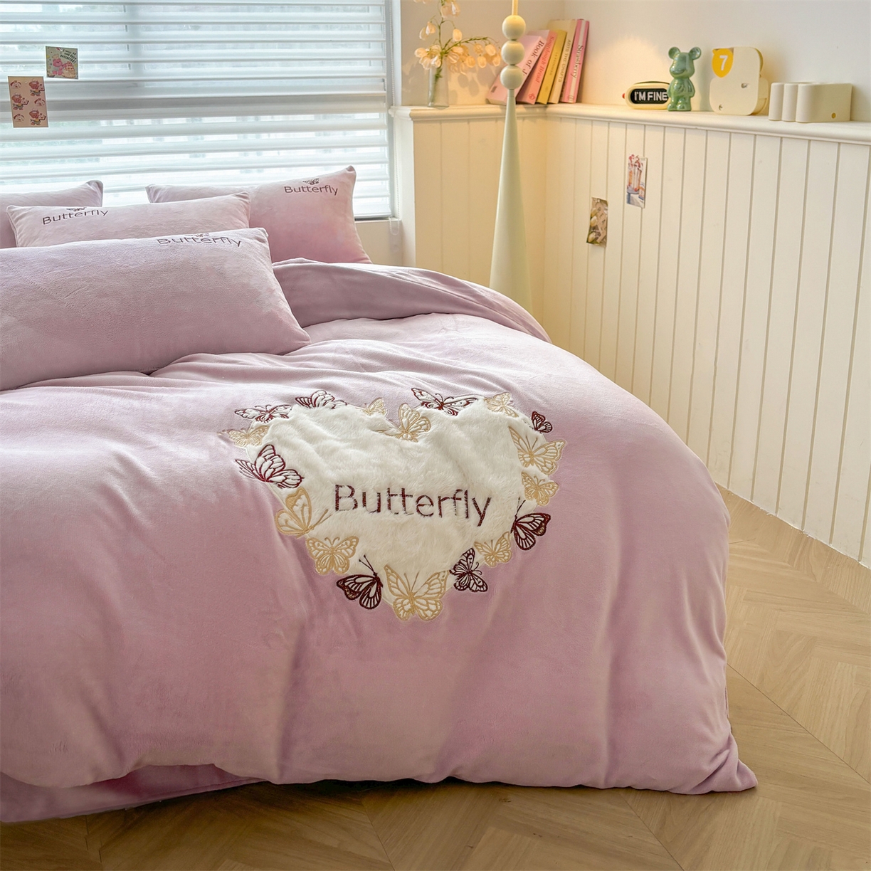 91家纺网 家纺一手货源 找家纺 义博家纺 2025新款高克重牛奶绒蝴蝶贴布绣四件套 爱心蝴蝶-紫