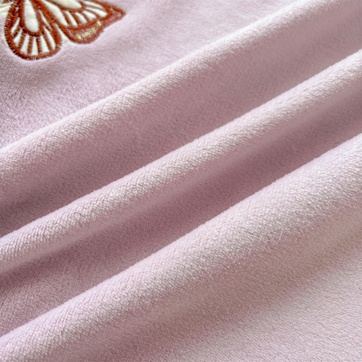 91家纺网 家纺一手货源 找家纺 义博家纺 2025新款高克重牛奶绒蝴蝶贴布绣四件套 爱心蝴蝶-紫