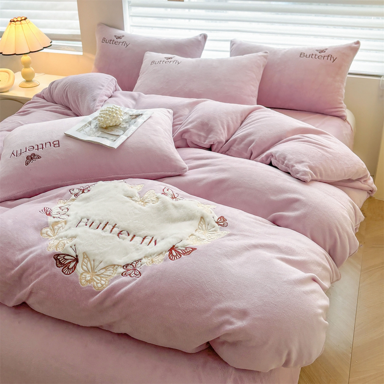 91家纺网 家纺一手货源 找家纺 义博家纺 2025新款高克重牛奶绒蝴蝶贴布绣四件套 爱心蝴蝶-紫