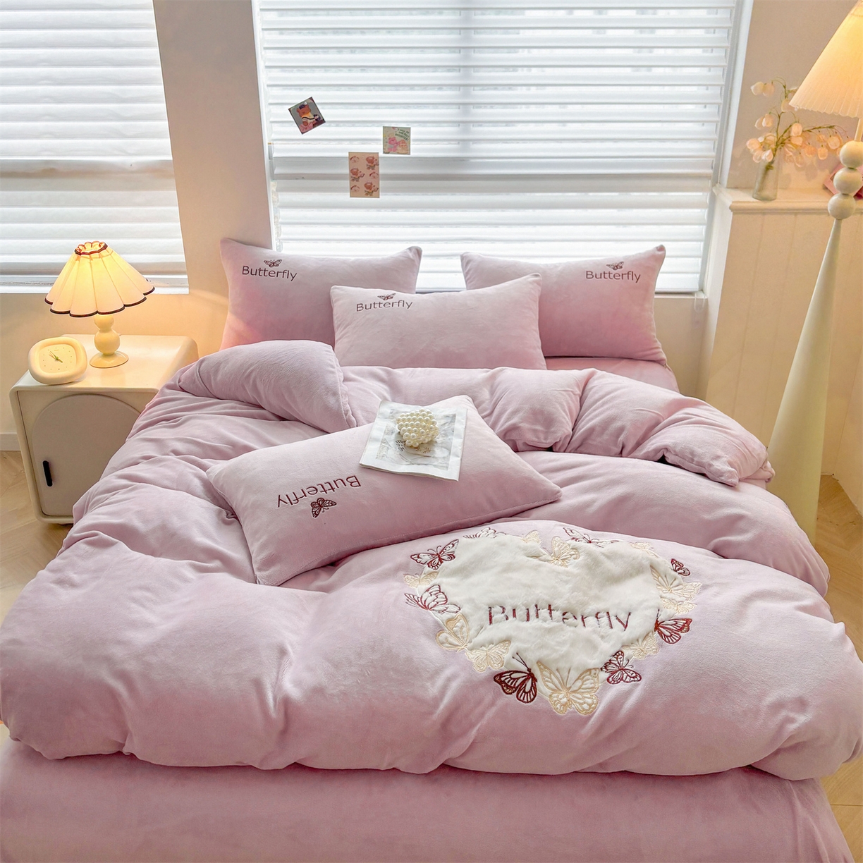 91家纺网 家纺一手货源 找家纺 义博家纺 2025新款高克重牛奶绒蝴蝶贴布绣四件套 爱心蝴蝶-紫