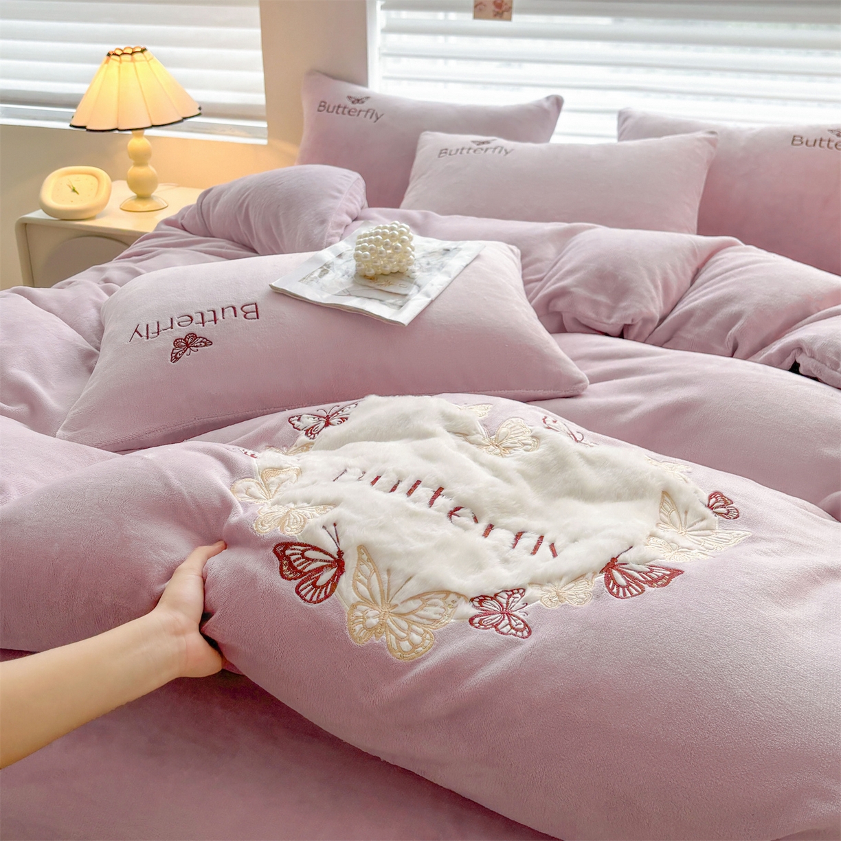 91家纺网 家纺一手货源 找家纺 义博家纺 2025新款高克重牛奶绒蝴蝶贴布绣四件套 爱心蝴蝶-紫