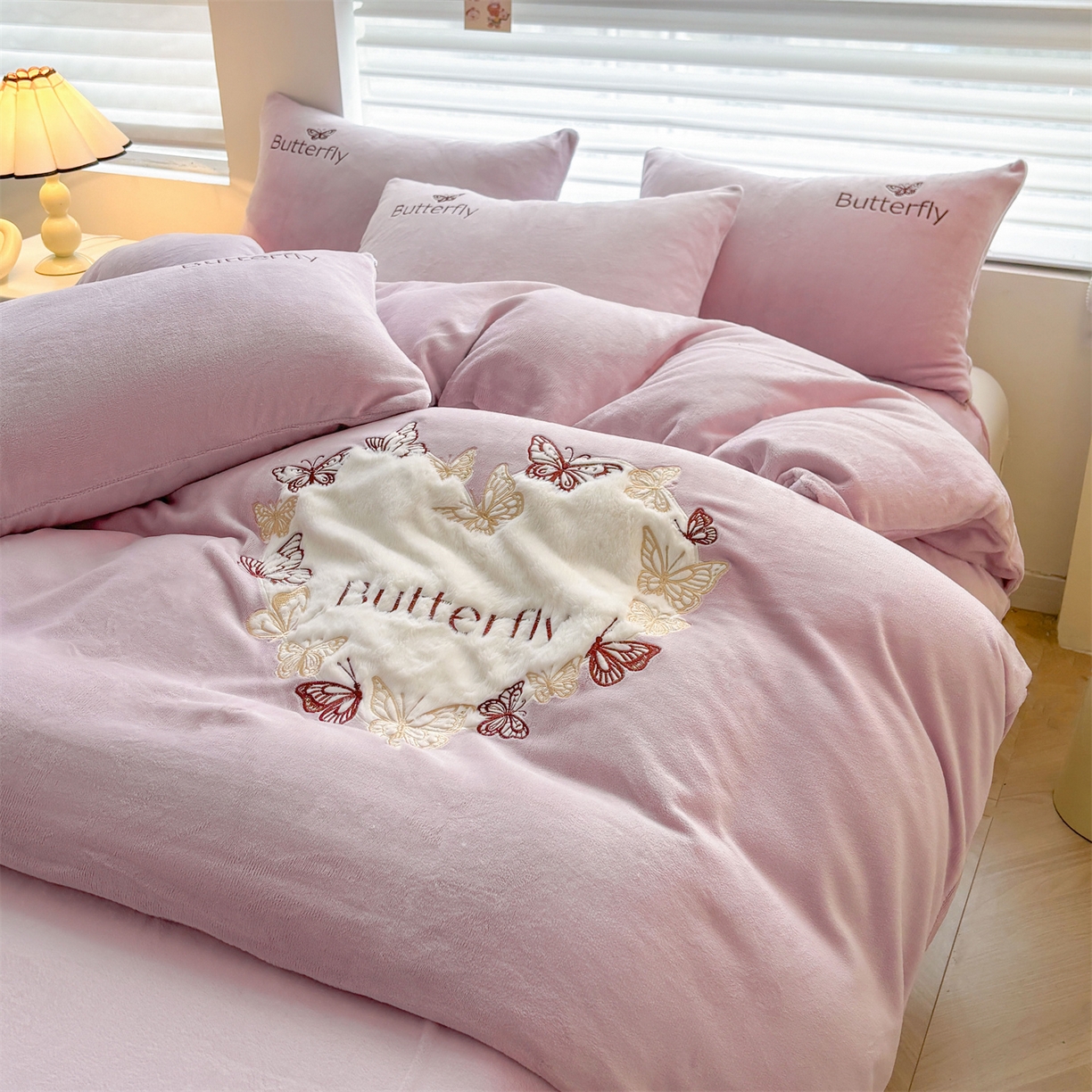 91家纺网 家纺一手货源 找家纺 义博家纺 2025新款高克重牛奶绒蝴蝶贴布绣四件套 爱心蝴蝶-紫