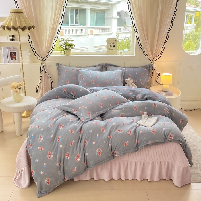 91家纺网 家纺一手货源 找家纺 豫见家纺 2025新款高克重牛奶绒夹棉床盖四件套 灰调爱恋