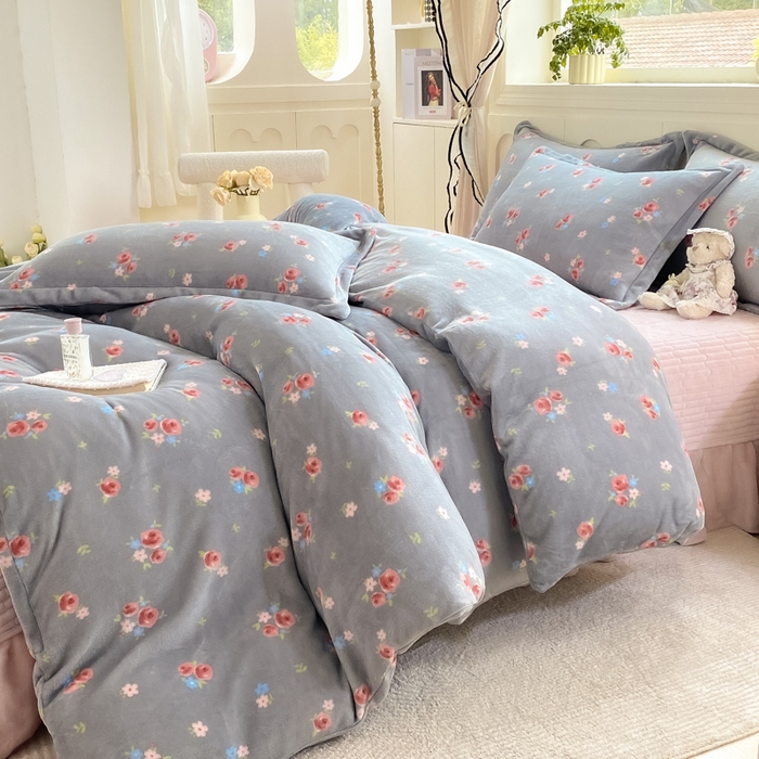 91家纺网 家纺一手货源 找家纺 豫见家纺 2025新款高克重牛奶绒夹棉床盖四件套 灰调爱恋