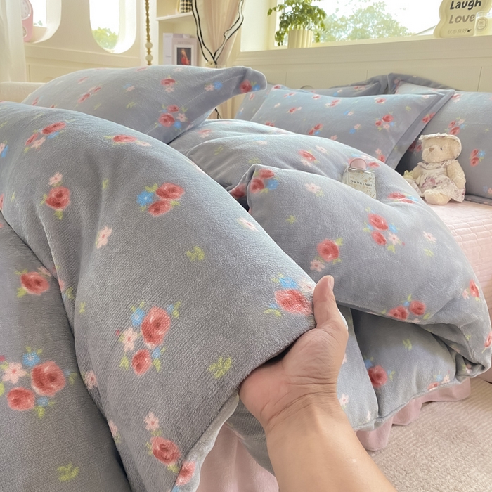 91家纺网 家纺一手货源 找家纺 豫见家纺 2025新款高克重牛奶绒夹棉床盖四件套 灰调爱恋