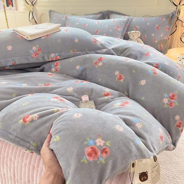 91家纺网 家纺一手货源 找家纺 豫见家纺 2025新款高克重牛奶绒夹棉床盖四件套 灰调爱恋