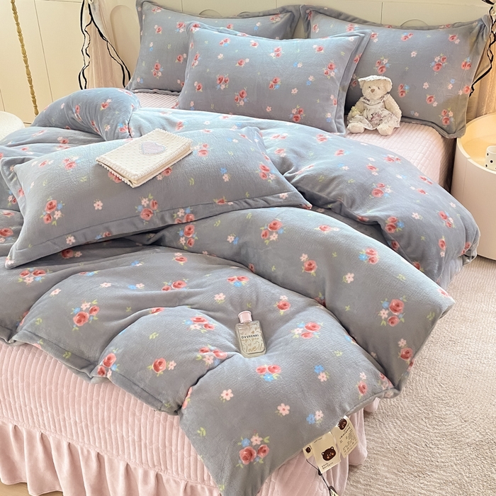 91家纺网 家纺一手货源 找家纺 豫见家纺 2025新款高克重牛奶绒夹棉床盖四件套 灰调爱恋