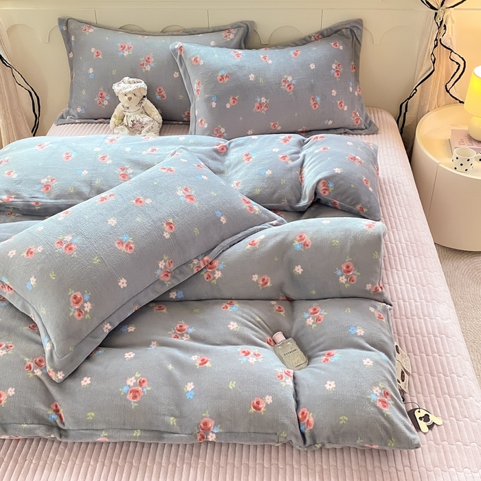 91家纺网 家纺一手货源 找家纺 豫见家纺 2025新款高克重牛奶绒夹棉床盖四件套 灰调爱恋