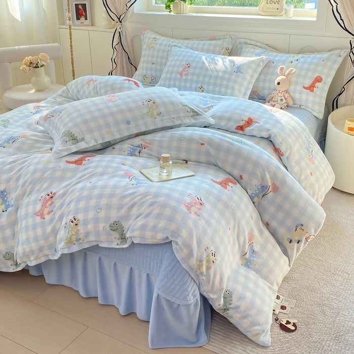 91家纺网 家纺一手货源 找家纺 豫见家纺 2025新款高克重牛奶绒夹棉床盖四件套 恐龙派对