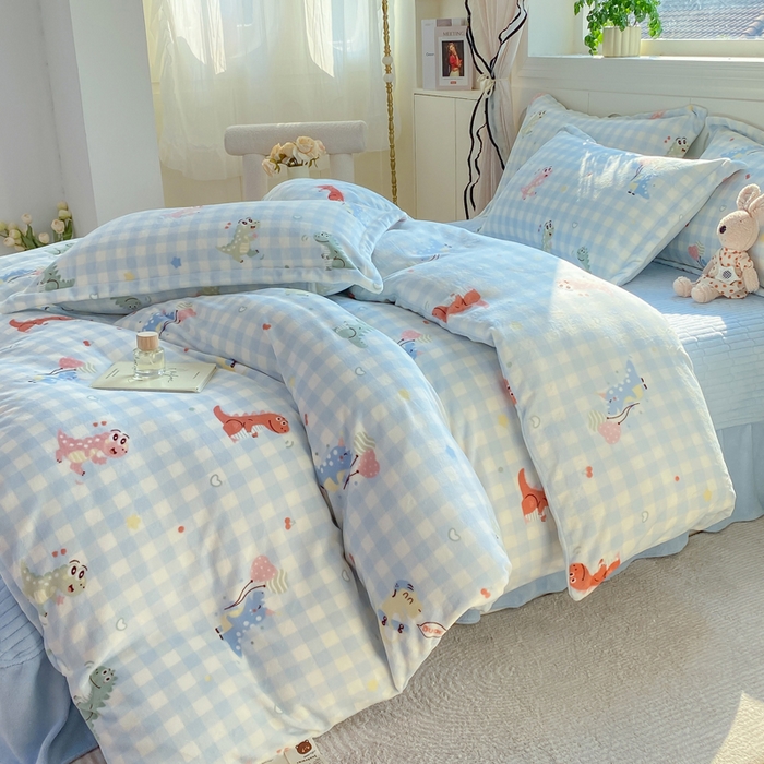 91家纺网 家纺一手货源 找家纺 豫见家纺 2025新款高克重牛奶绒夹棉床盖四件套 恐龙派对