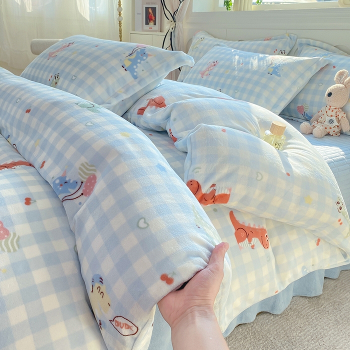 91家纺网 家纺一手货源 找家纺 豫见家纺 2025新款高克重牛奶绒夹棉床盖四件套 恐龙派对