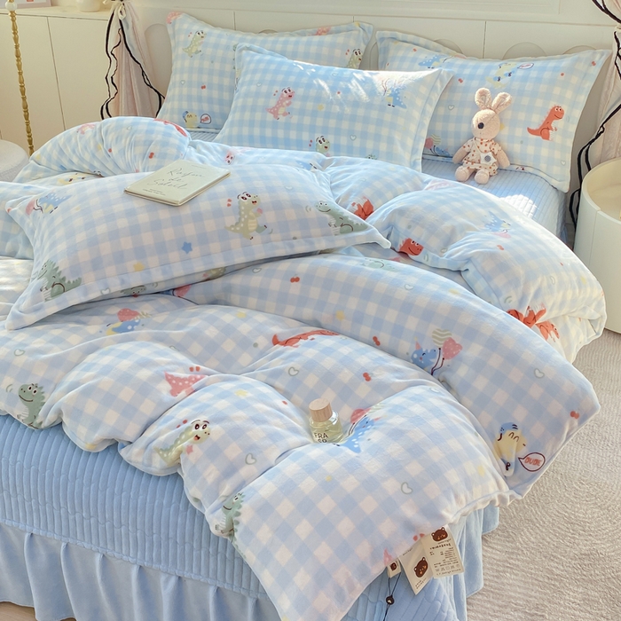 91家纺网 家纺一手货源 找家纺 豫见家纺 2025新款高克重牛奶绒夹棉床盖四件套 恐龙派对