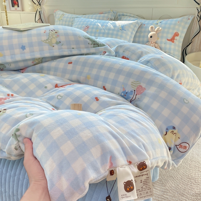 91家纺网 家纺一手货源 找家纺 豫见家纺 2025新款高克重牛奶绒夹棉床盖四件套 恐龙派对