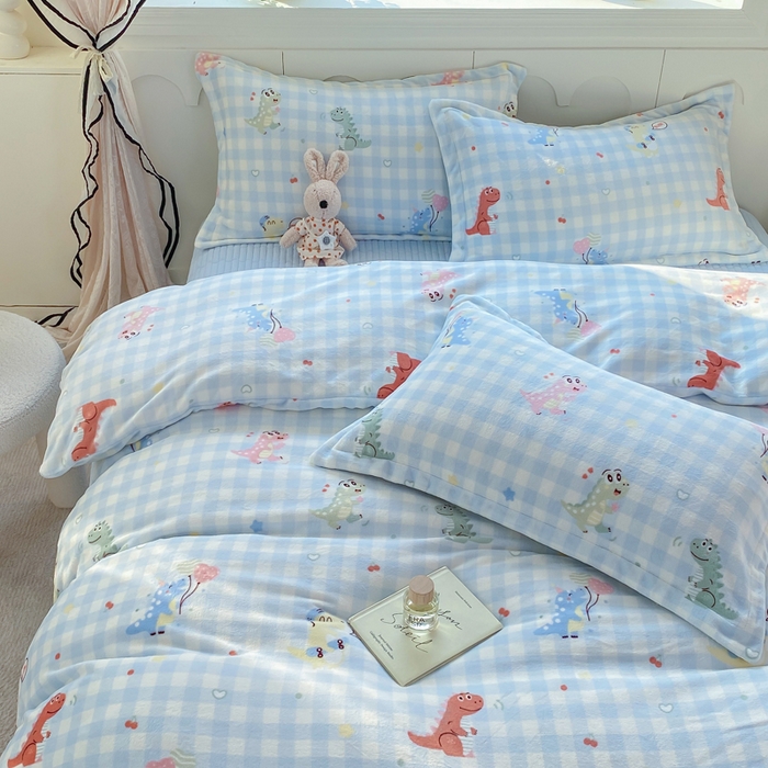 91家纺网 家纺一手货源 找家纺 豫见家纺 2025新款高克重牛奶绒夹棉床盖四件套 恐龙派对