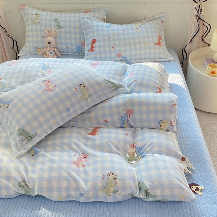 91家纺网 家纺一手货源 找家纺 豫见家纺 2025新款高克重牛奶绒夹棉床盖四件套 恐龙派对