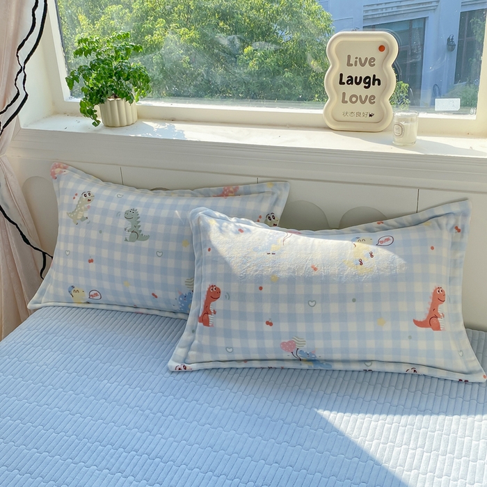 91家纺网 家纺一手货源 找家纺 豫见家纺 2025新款高克重牛奶绒夹棉床盖四件套 恐龙派对