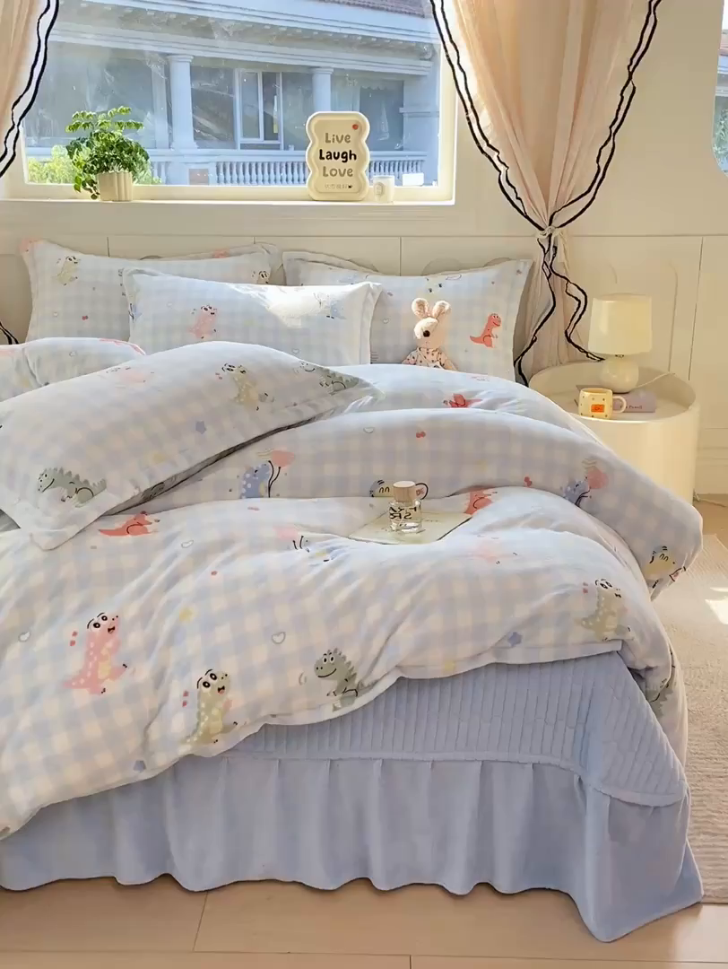 91家纺网 家纺一手货源 找家纺 豫见家纺 2025新款高克重牛奶绒夹棉床盖四件套 恐龙派对