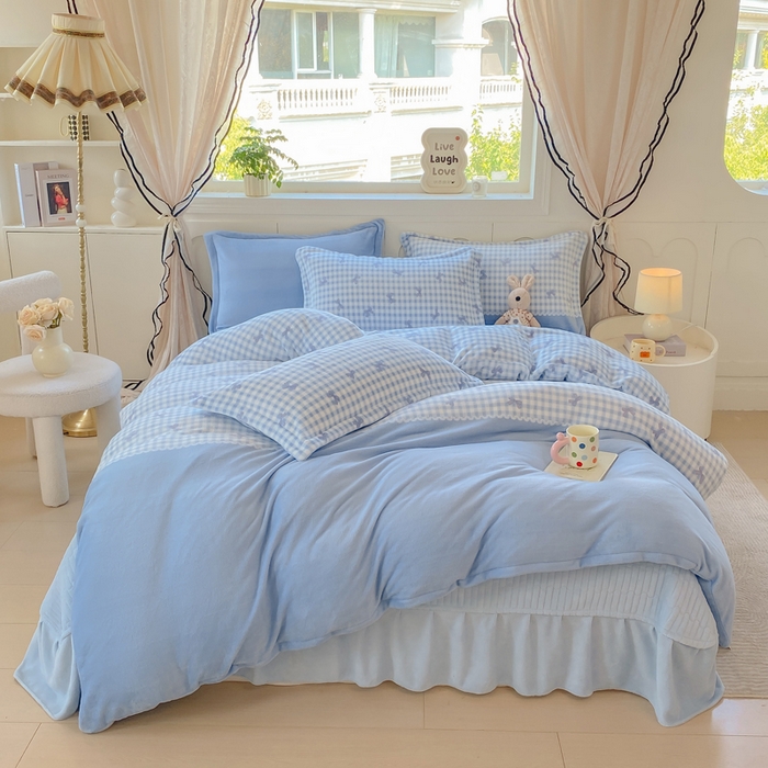 91家纺网 家纺一手货源 找家纺 豫见家纺 2025新款高克重牛奶绒夹棉床盖四件套 蓝格蝶韵