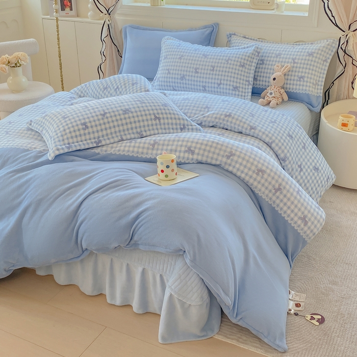 91家纺网 家纺一手货源 找家纺 豫见家纺 2025新款高克重牛奶绒夹棉床盖四件套 蓝格蝶韵