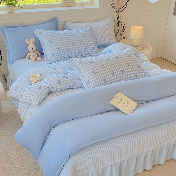 91家纺网 家纺一手货源 找家纺 豫见家纺 2025新款高克重牛奶绒夹棉床盖四件套 蓝格蝶韵