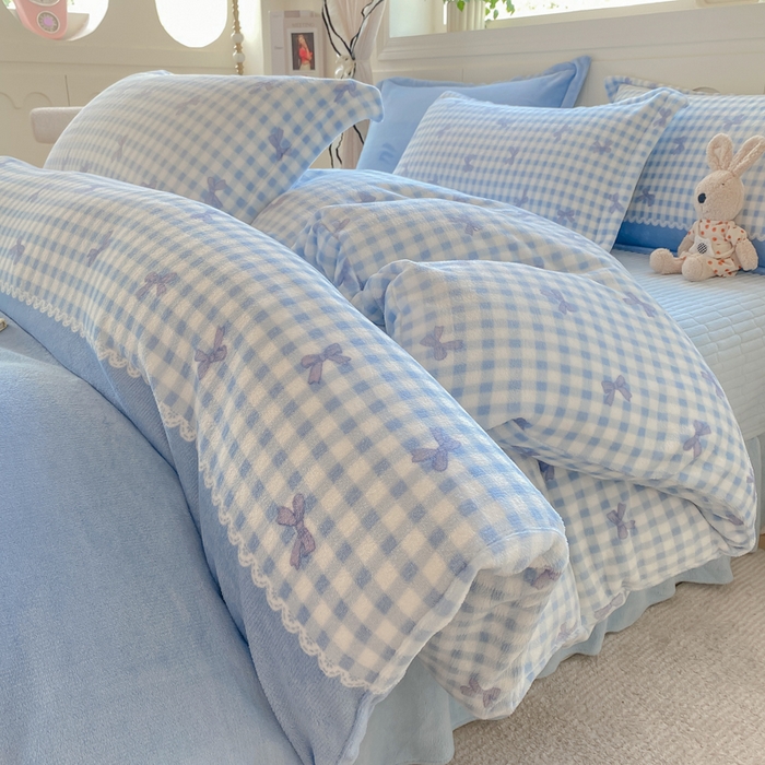 91家纺网 家纺一手货源 找家纺 豫见家纺 2025新款高克重牛奶绒夹棉床盖四件套 蓝格蝶韵