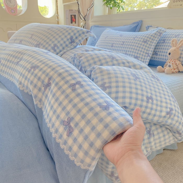 91家纺网 家纺一手货源 找家纺 豫见家纺 2025新款高克重牛奶绒夹棉床盖四件套 蓝格蝶韵