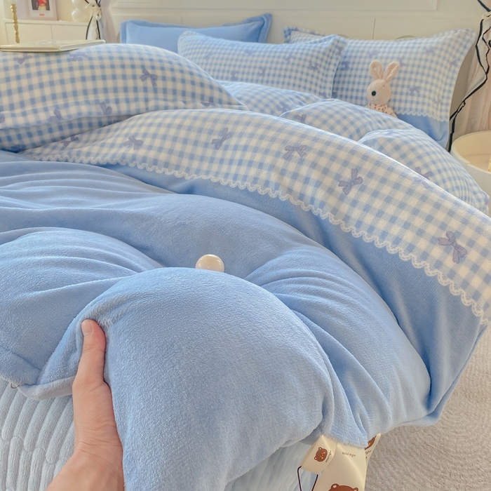 91家纺网 家纺一手货源 找家纺 豫见家纺 2025新款高克重牛奶绒夹棉床盖四件套 蓝格蝶韵