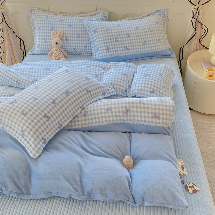 91家纺网 家纺一手货源 找家纺 豫见家纺 2025新款高克重牛奶绒夹棉床盖四件套 蓝格蝶韵