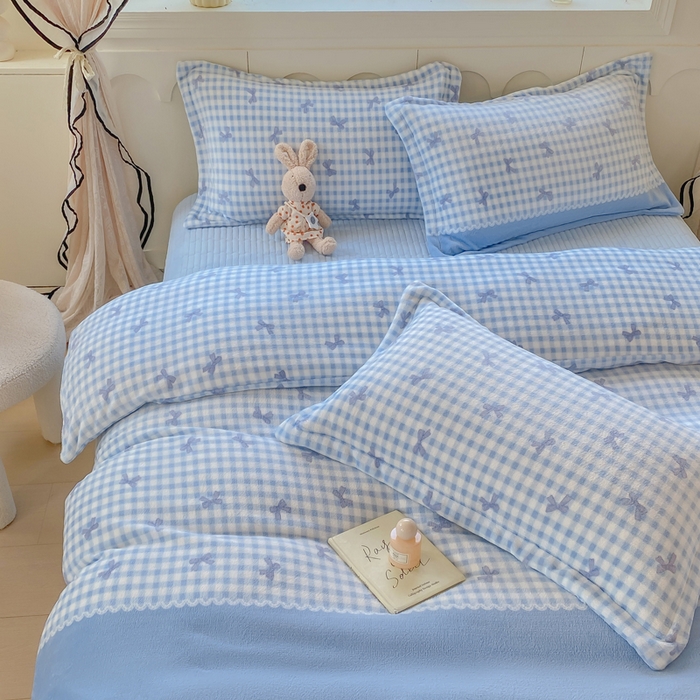 91家纺网 家纺一手货源 找家纺 豫见家纺 2025新款高克重牛奶绒夹棉床盖四件套 蓝格蝶韵