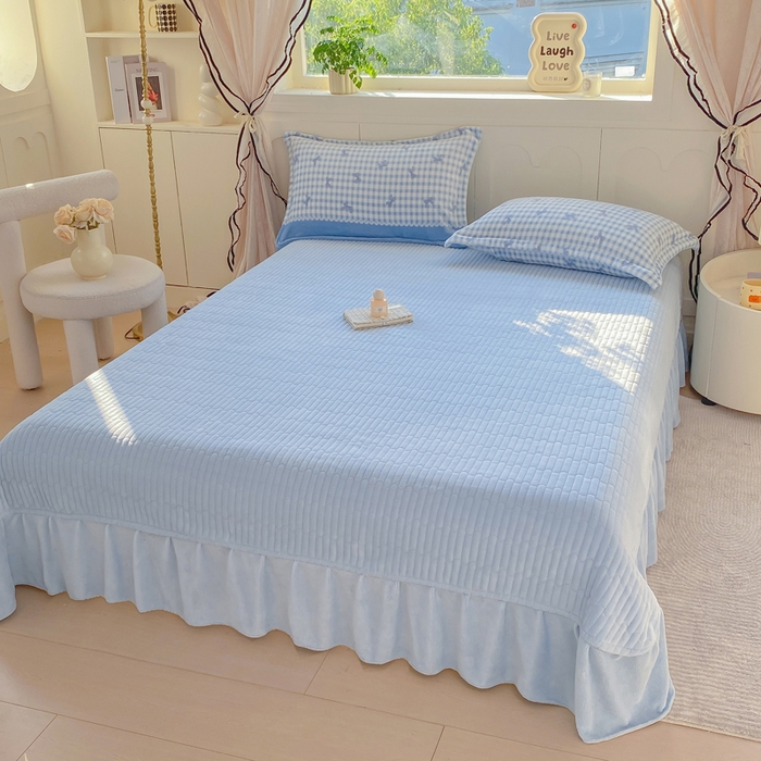 91家纺网 家纺一手货源 找家纺 豫见家纺 2025新款高克重牛奶绒夹棉床盖四件套 蓝格蝶韵