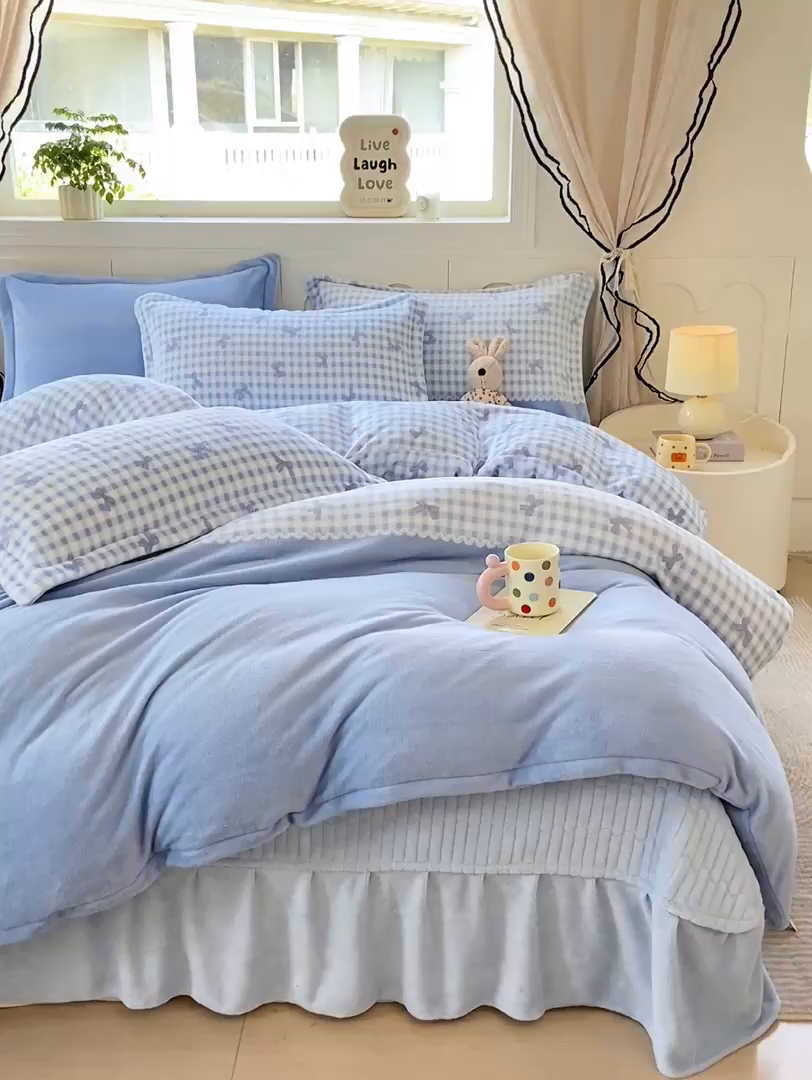 91家纺网 家纺一手货源 找家纺 豫见家纺 2025新款高克重牛奶绒夹棉床盖四件套 蓝格蝶韵