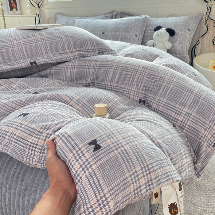 91家纺网 家纺一手货源 找家纺 豫见家纺 2025新款高克重牛奶绒夹棉床盖四件套 罗格先生