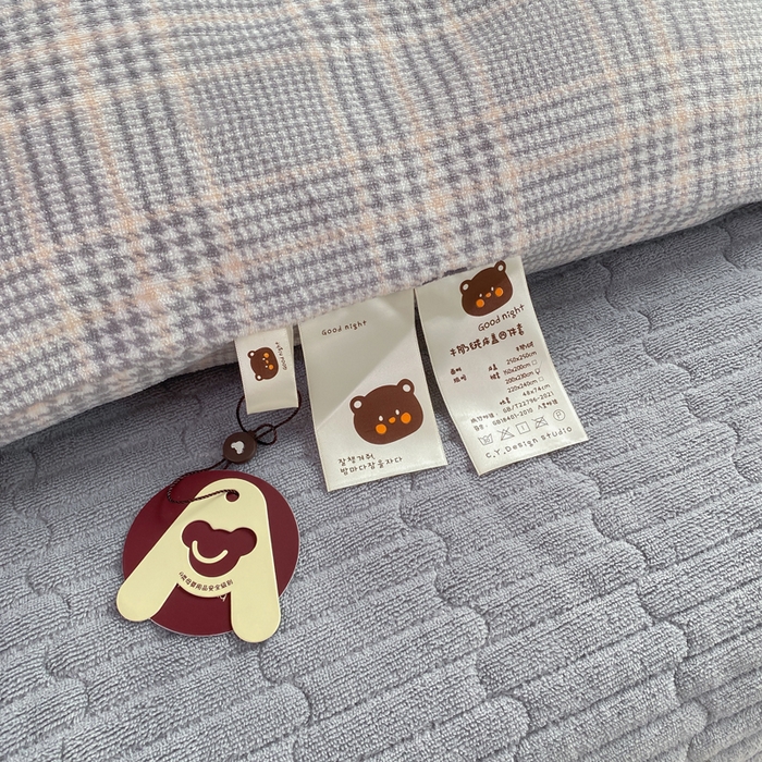 91家纺网 家纺一手货源 找家纺 豫见家纺 2025新款高克重牛奶绒夹棉床盖四件套 罗格先生