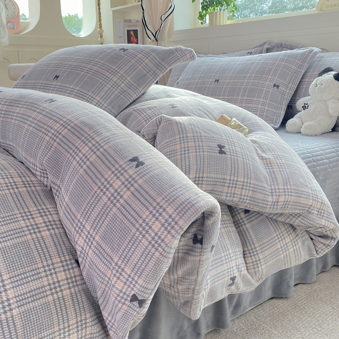 91家纺网 家纺一手货源 找家纺 豫见家纺 2025新款高克重牛奶绒夹棉床盖四件套 罗格先生