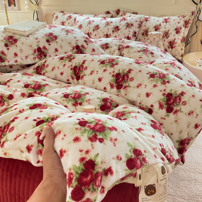 91家纺网 家纺一手货源 找家纺 豫见家纺 2025新款高克重牛奶绒夹棉床盖四件套 玫瑰物语