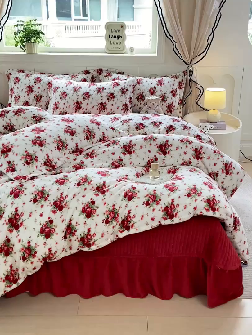 91家纺网 家纺一手货源 找家纺 豫见家纺 2025新款高克重牛奶绒夹棉床盖四件套 玫瑰物语