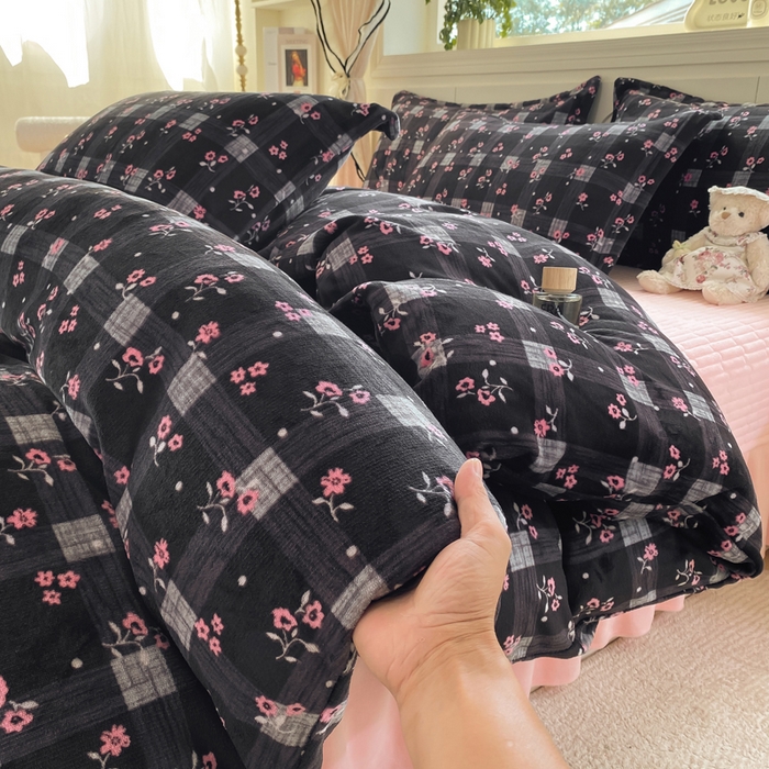 91家纺网 家纺一手货源 找家纺 豫见家纺 2025新款高克重牛奶绒夹棉床盖四件套 茉香