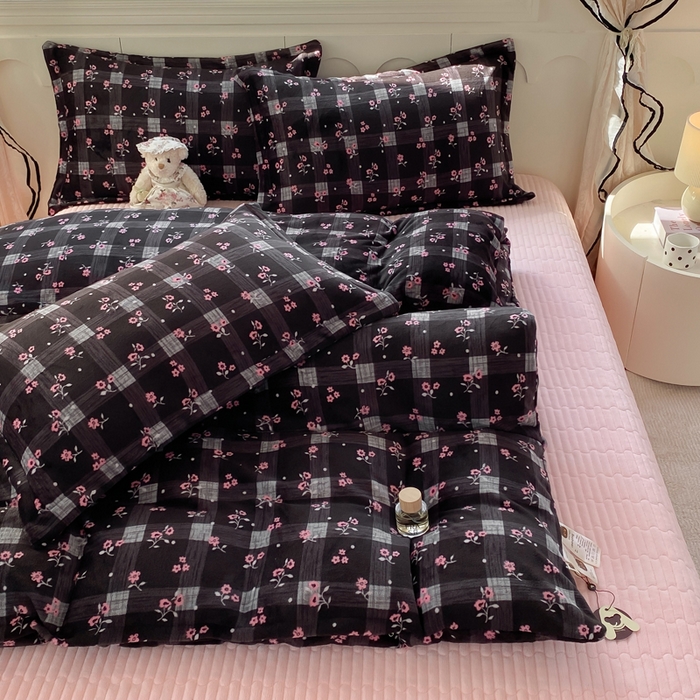 91家纺网 家纺一手货源 找家纺 豫见家纺 2025新款高克重牛奶绒夹棉床盖四件套 茉香