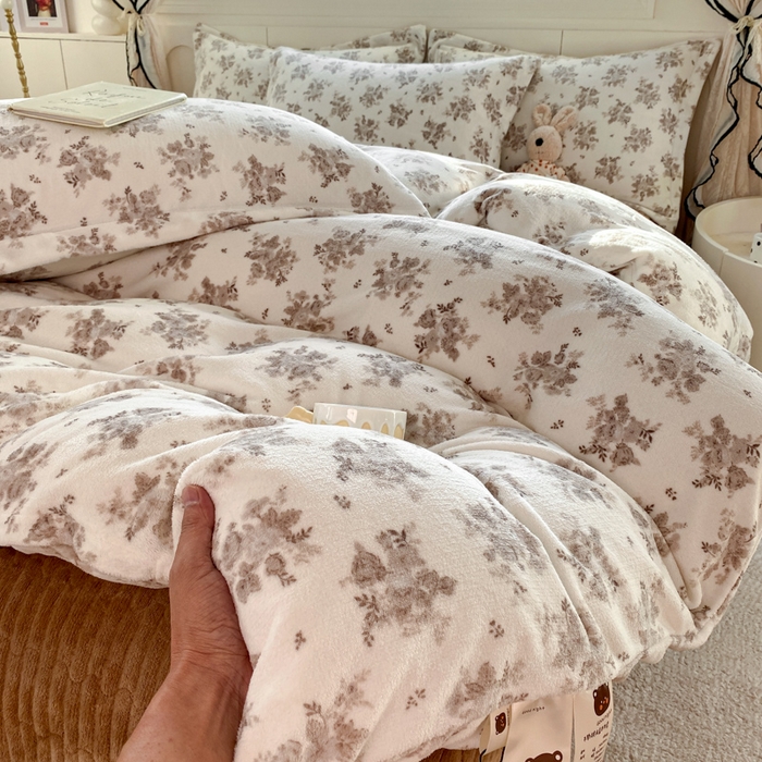 91家纺网 家纺一手货源 找家纺 豫见家纺 2025新款高克重牛奶绒夹棉床盖四件套 木松花