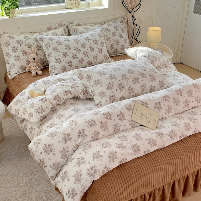 91家纺网 家纺一手货源 找家纺 豫见家纺 2025新款高克重牛奶绒夹棉床盖四件套 木松花