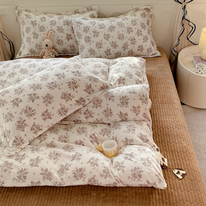 91家纺网 家纺一手货源 找家纺 豫见家纺 2025新款高克重牛奶绒夹棉床盖四件套 木松花