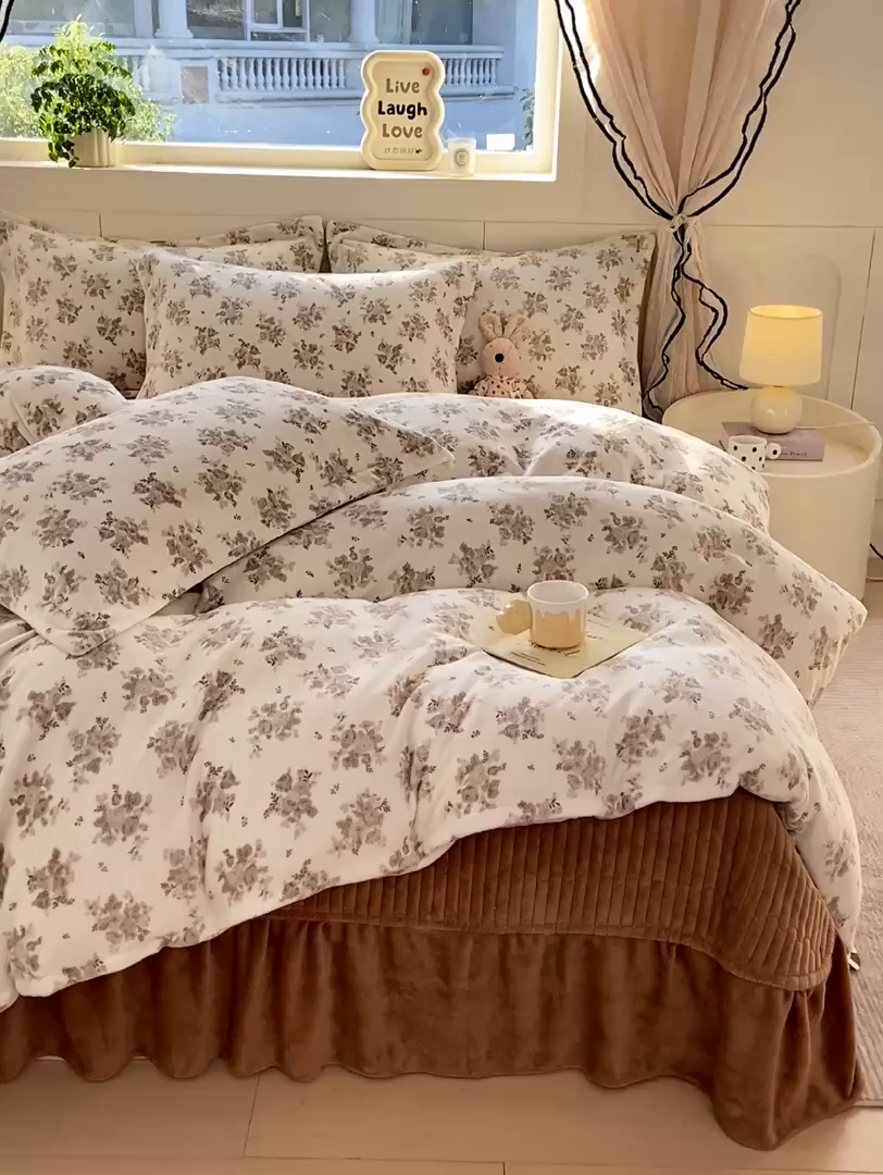 91家纺网 家纺一手货源 找家纺 豫见家纺 2025新款高克重牛奶绒夹棉床盖四件套 木松花
