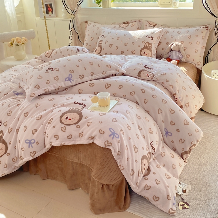 91家纺网 家纺一手货源 找家纺 豫见家纺 2025新款高克重牛奶绒夹棉床盖四件套 淘气兔