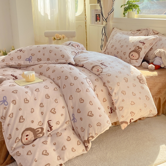 91家纺网 家纺一手货源 找家纺 豫见家纺 2025新款高克重牛奶绒夹棉床盖四件套 淘气兔