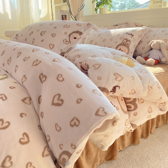 91家纺网 家纺一手货源 找家纺 豫见家纺 2025新款高克重牛奶绒夹棉床盖四件套 淘气兔