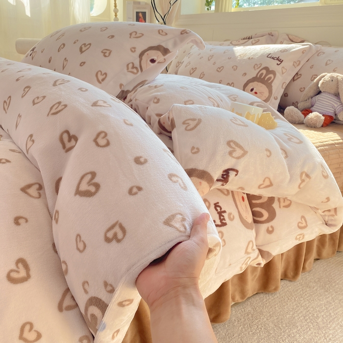 91家纺网 家纺一手货源 找家纺 豫见家纺 2025新款高克重牛奶绒夹棉床盖四件套 淘气兔