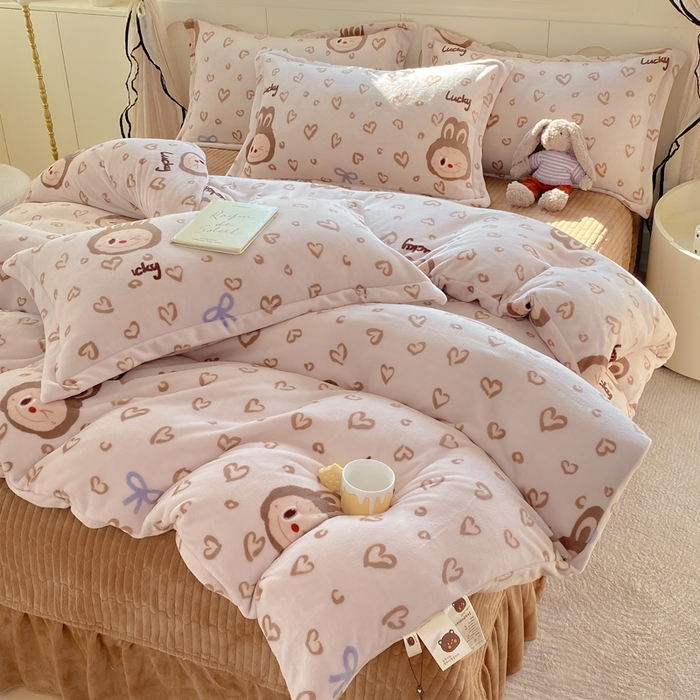 91家纺网 家纺一手货源 找家纺 豫见家纺 2025新款高克重牛奶绒夹棉床盖四件套 淘气兔